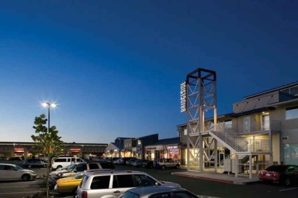 The lit BRIDGESIDE tower at Alameda Bridgeside Center at twilight