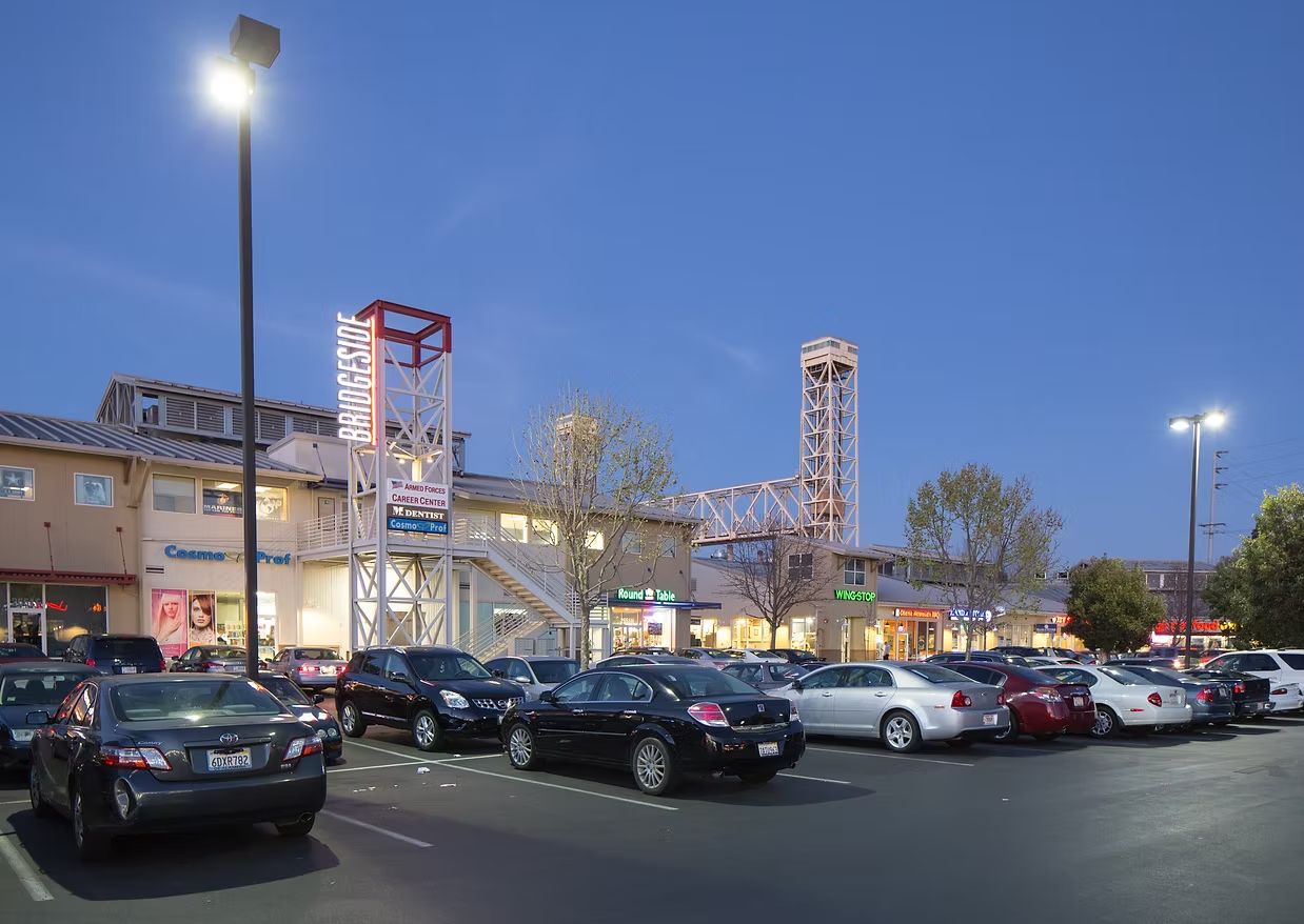 The retail row and BRIDGESIDE tower at Alameda Bridgeside Center at dusk